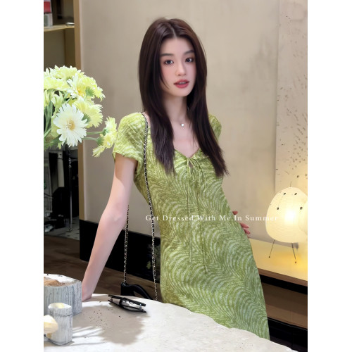 法式v領綠色碎花連衣裙女夏2025新款高級感氣質收腰後媽包臀長裙