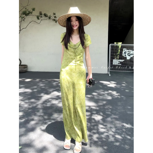 法式氣質海邊度假綠色v領連衣裙女夏季2025新款漂亮絕美掐腰長裙
