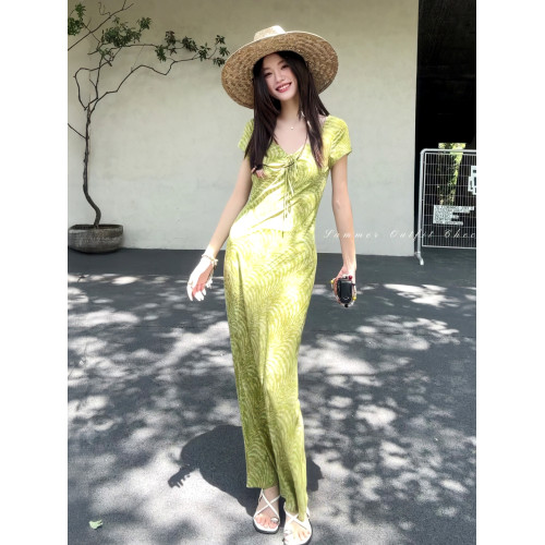 法式氣質海邊度假綠色v領連衣裙女夏季2025新款漂亮絕美掐腰長裙