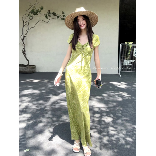 法式氣質海邊度假綠色v領連衣裙女夏季2025新款漂亮絕美掐腰長裙