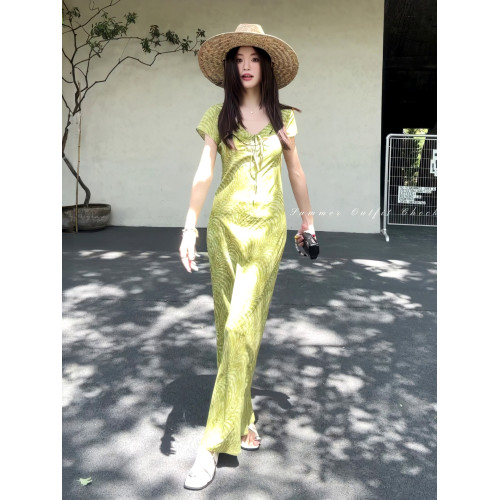 法式氣質海邊度假綠色v領連衣裙女夏季2025新款漂亮絕美掐腰長裙