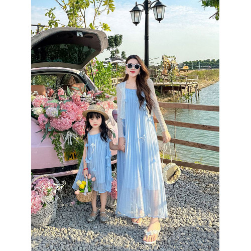 炸街親子裝夏季沙灘仙女裙2024新款洋氣海邊度假母女裝吊帶連衣裙