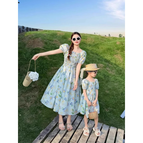 親子裝2025新款高級炸街一家三口夏季海邊度假碎花襯衫母女連衣裙 親子裝2025新款高級炸街一家三口夏季海邊度假碎花襯衫母女連衣裙