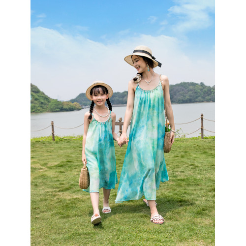 沙灘親子裝2025夏季一家三口海邊度假波西米亞吊帶母女連衣裙長裙