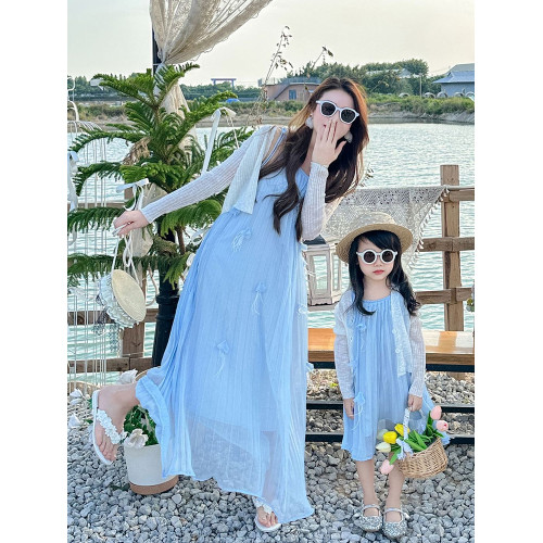 海邊度假親子裝母女裝夏季海南三亞沙灘適合旅遊拍照的藍色連衣裙