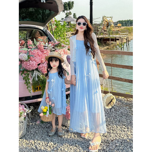 海邊度假親子裝母女裝夏季海南三亞沙灘適合旅遊拍照的藍色連衣裙