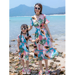 特別的親子裝一家三口四口夏裝新款海邊家庭裝純棉沙灘母女裙套裝