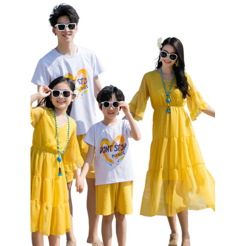新款沙灘親子裝夏裝母子一家三口四口三亞海邊度假大碼母女連衣裙