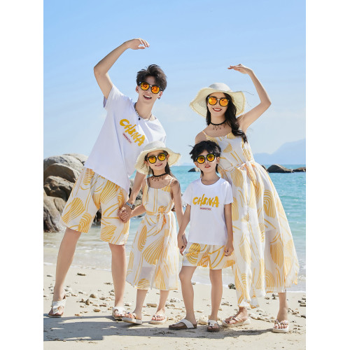 沙灘親子裝夏季一家三四口海邊度假風母女寬松雪紡吊帶印花連衣裙