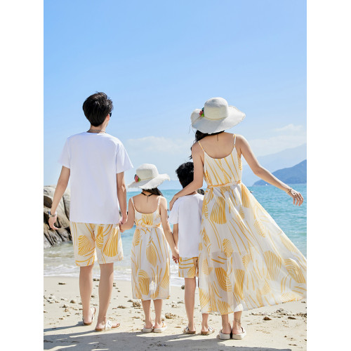 沙灘親子裝夏季一家三四口海邊度假風母女寬松雪紡吊帶印花連衣裙