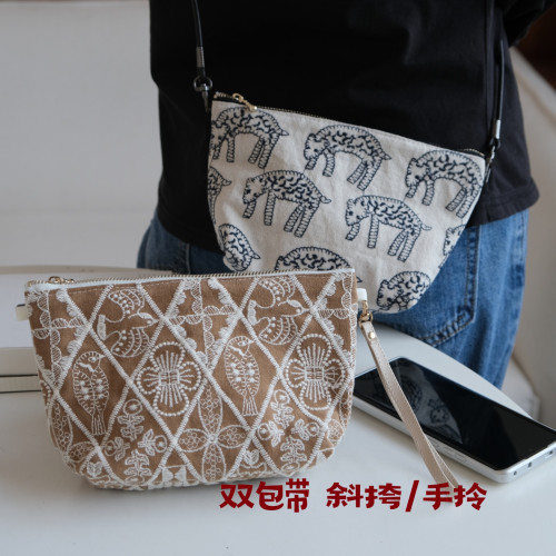 重工刺綉休閒度假布藝化妝包女隨身手拿小包斜背手機包隨行証件包