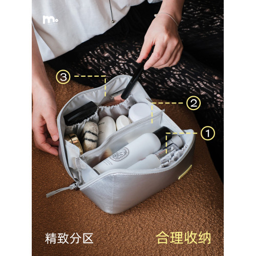 莫語 可攜式手提大容量化妝包雲朵奶皮銀色輕奢化妝品收納包2025