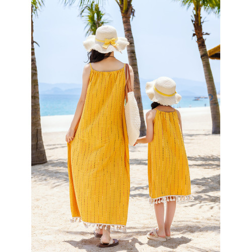 海南三亞沙灘親子裝夏裝新款一家三口四口旅行母女連衣裙全家庭裝