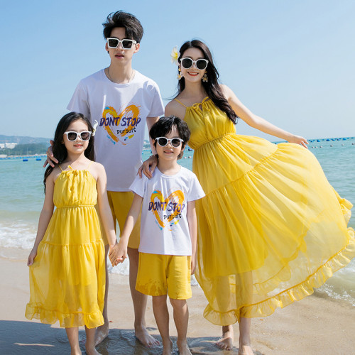 2024夏裝海邊沙灘露營度假親子裝一家三口全家裝母女吊帶連衣裙子