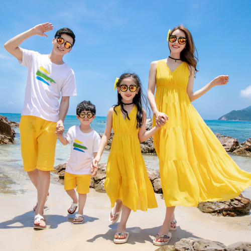 2024夏裝海邊沙灘露營度假親子裝一家三口全家裝母女吊帶連衣裙子