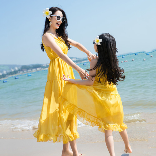 2024夏裝海邊沙灘露營度假親子裝一家三口全家裝母女吊帶連衣裙子