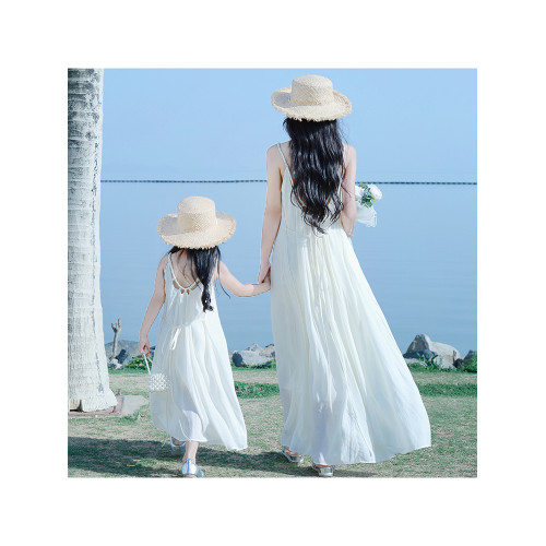 海邊度假親子服裝母女裝米白色2025巨好看三亞出遊沙灘吊帶連衣裙