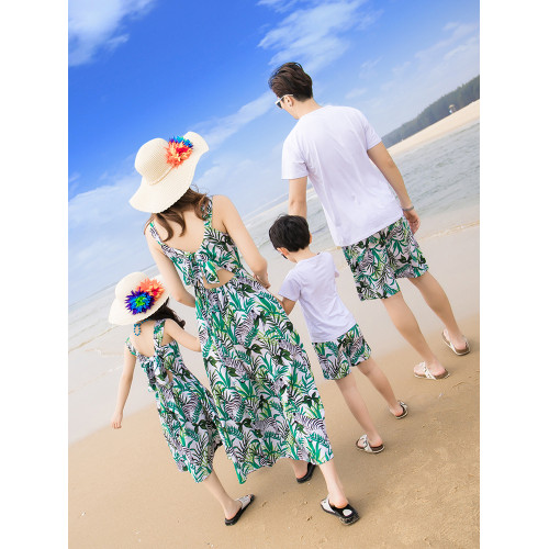 三亞海邊沙灘親子裝夏裝2025新款潮一家三口四口套裝母女連衣長裙