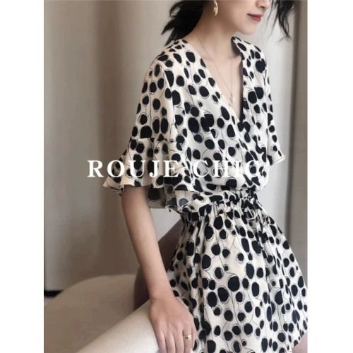 法國Rouje Chic法式小個子連體衣氣質雪紡V領波點連體短褲套裝女