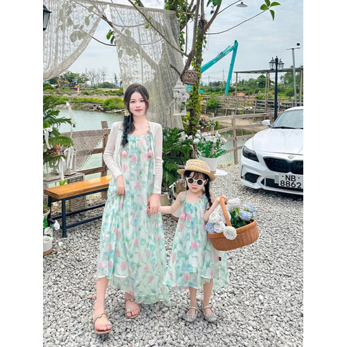 炸街親子裝一家三口高級感母女吊帶裙夏季2025新款海邊度假沙灘裙