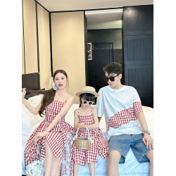 三亞海邊親子裝母女裝2025新款夏一家三口吊帶紅色藍色格子連衣裙