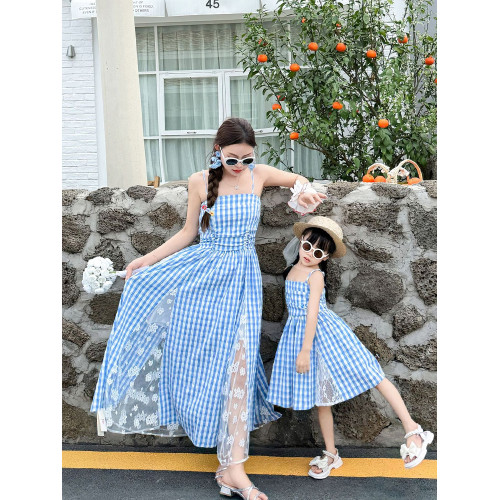 三亞海邊親子裝母女裝2025新款夏一家三口吊帶紅色藍色格子連衣裙
