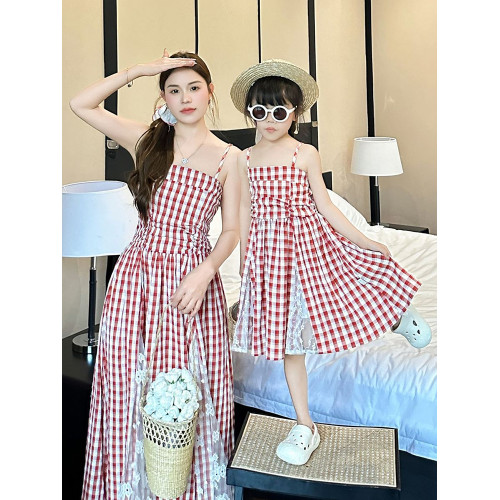 三亞海邊親子裝母女裝2025新款夏一家三口吊帶紅色藍色格子連衣裙