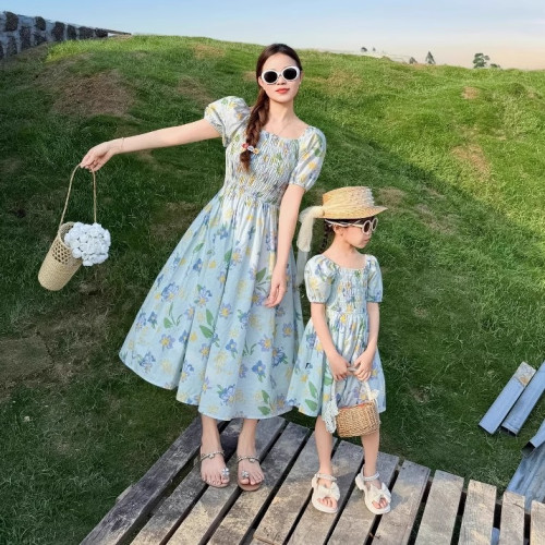 嬰兒一家三口親子裝母女裝連衣裙夏季新款度假風港風花襯衫碎花裙
