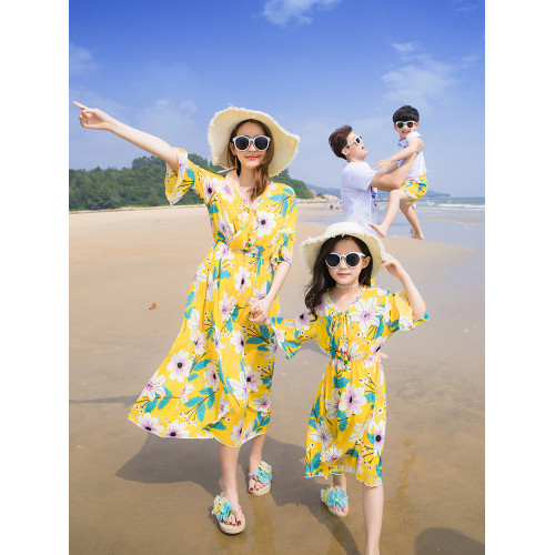 三亞海邊沙灘親子裝夏裝2025新款潮一家三口四口洋氣母女裝連衣裙