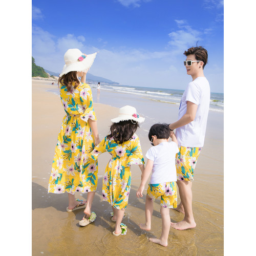 三亞海邊沙灘親子裝夏裝2025新款潮一家三口四口洋氣母女裝連衣裙