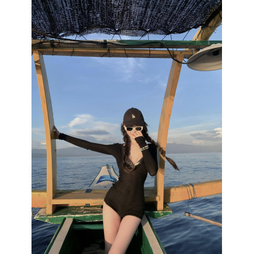 OUTFlT 歐美辣妹風性感V領長袖連體衣女2025新款修身顯瘦包臀短褲