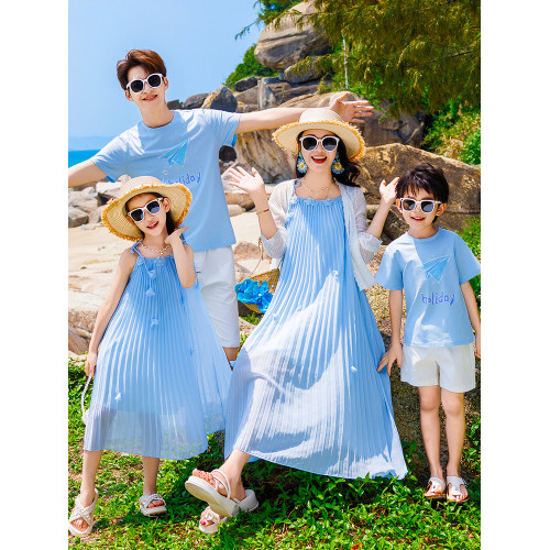 親子裝夏一家三口新款四口母女吊帶連衣裙海邊度假沙灘裙家庭夏季