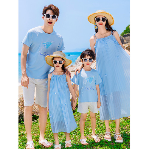 親子裝夏一家三口新款四口母女吊帶連衣裙海邊度假沙灘裙家庭夏季