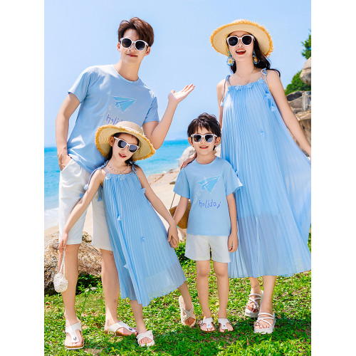 親子裝夏一家三口新款四口母女吊帶連衣裙海邊度假沙灘裙家庭夏季