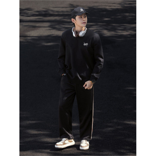 KERWATS秋冬2025新款字母胸花圓領簡約打底衫大碼寬鬆衛衣男