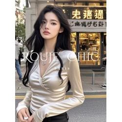 法國rouje chic早春季白色別致修身長袖V領緞面收腰短款打底衫女