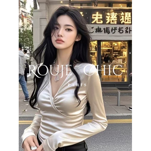 法國rouje chic早春季白色別致修身長袖V領緞面收腰短款打底衫女