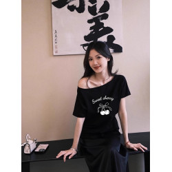 紅色一字肩斜領短袖女t恤2025夏季新款寬松顯瘦獨特別致洋氣上衣