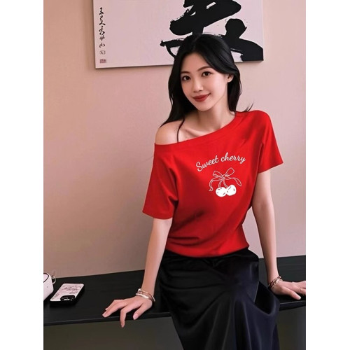 紅色一字肩斜領短袖女t恤2025夏季新款寬松顯瘦獨特別致洋氣上衣