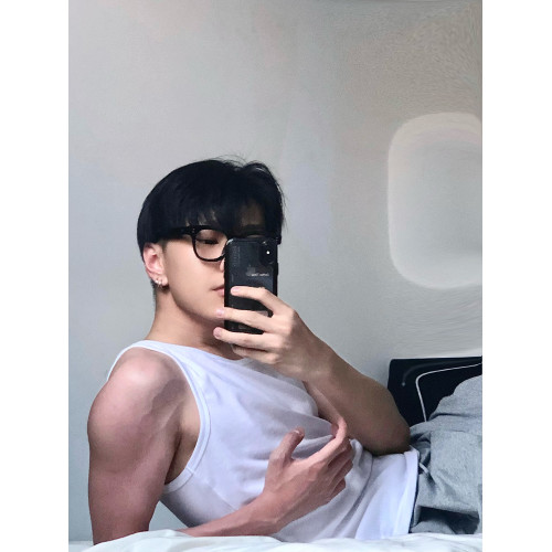 LilZWEN Studio 可以穿很久的夏日清爽型男純色套頭針織INS感背心
