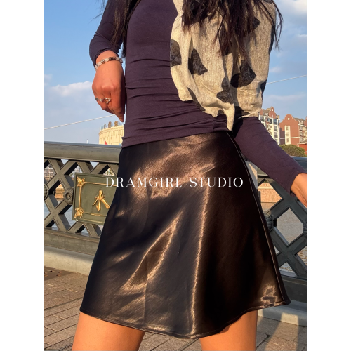 高光澤感,2025年新夏季絲滑抓紋緞面花邊松緊半身短裙女高腰顯瘦 高光澤感,2025年新夏季絲滑抓紋緞面花邊松緊半身短裙女高腰顯瘦