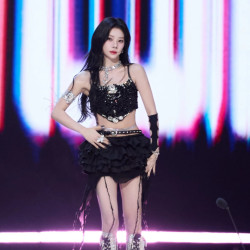 張紫甯同款性感黑色亮片打歌服套裝韓國女團同款夜店短裙舞台服