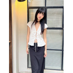 設計感小衆短袖襯衫女夏季修身V領蕾絲花邊系帶復古短款白色上衣