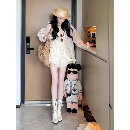 2025夏款【夢谿洛花】甜美V領花邊鏤空花朵寬松襯衫+高腰短褲套裝