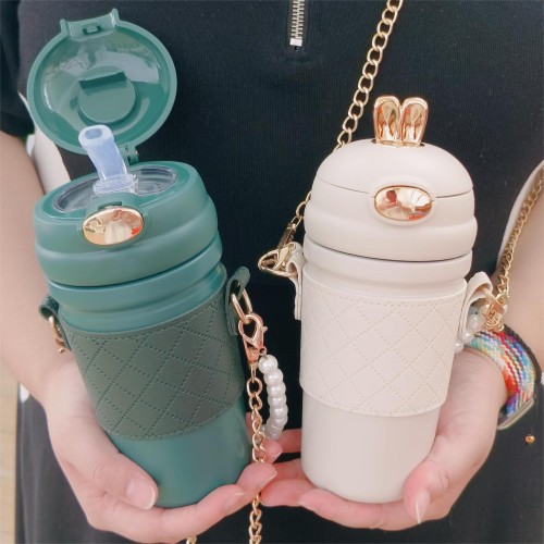 保溫杯女簡約精緻高級小香風斜背水杯高顔值可攜式吸管杯子可愛女生