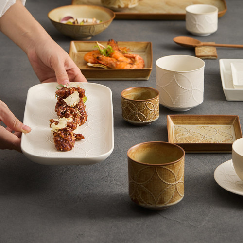 陶瓷盤碗碟餐具套裝碗筷杯子組合白色浮雕馬克杯水杯茶杯咖啡杯子 陶瓷盤碗碟餐具套裝碗筷杯子組合白色浮雕馬克杯水杯茶杯咖啡杯子