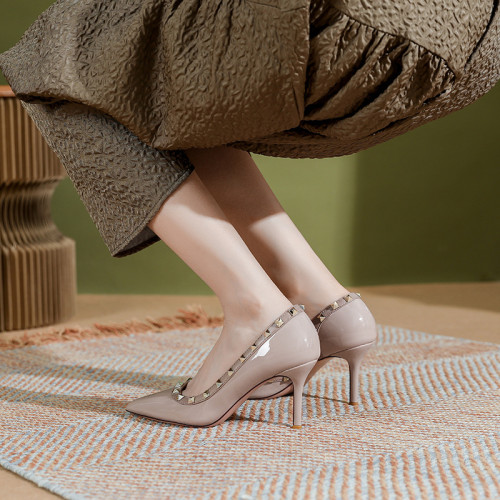 裸色漆皮高跟鞋女2025春夏季性感細跟尖頭側空鉚釘鞋鉚釘款超高跟