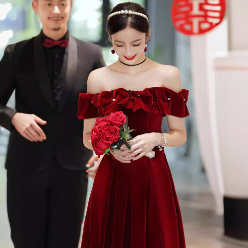 一字肩敬酒服2025新款新娘小個子訂婚連衣裙禮服酒紅色時尚感春季