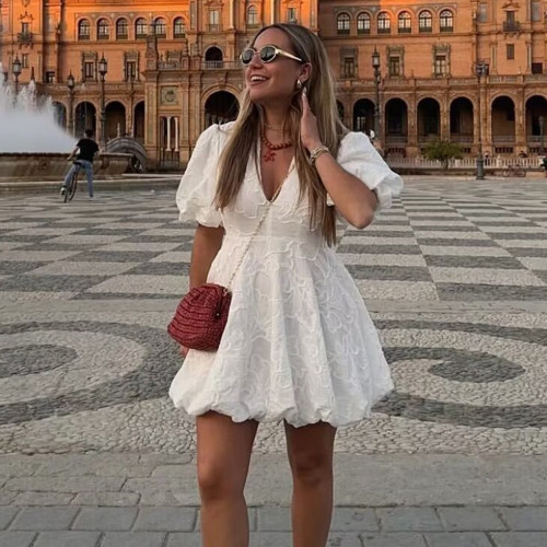 歐美夏季新款女裝百搭白色V領刺綉收腰蓬蓬袖迷你連衣裙