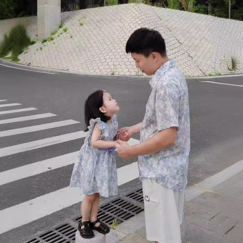 海邊度假親子裝母子青花瓷襯衫夏季一家三口母女蝴蝶結碎花連衣裙